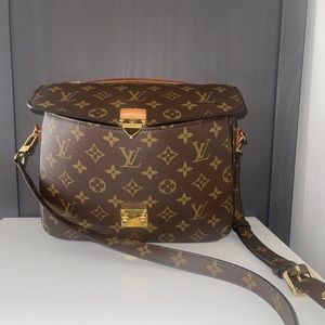 SOLD! Louis Vuitton Classic Pochette Métis